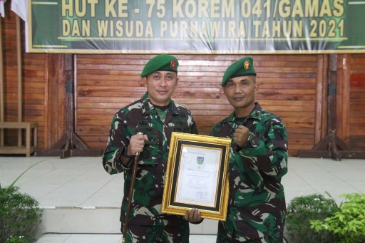 Dandim 0423/Bengkulu Utara, Letkol Inf Agung Pramudyo Saksono,SH.M,Si Menyerhakan Penghargaan ke Peltu Partono