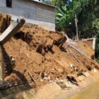 Setinggi lebih kurang 5 Meter pasangan pondasi tembok  penahan tanah Dapur rumah warga yang ada di sekitar Irigasi Kemumu Amberuk