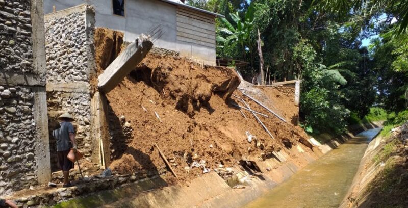 Setinggi lebih kurang 5 Meter pasangan pondasi tembok  penahan tanah Dapur rumah warga yang ada di sekitar Irigasi Kemumu Amberuk