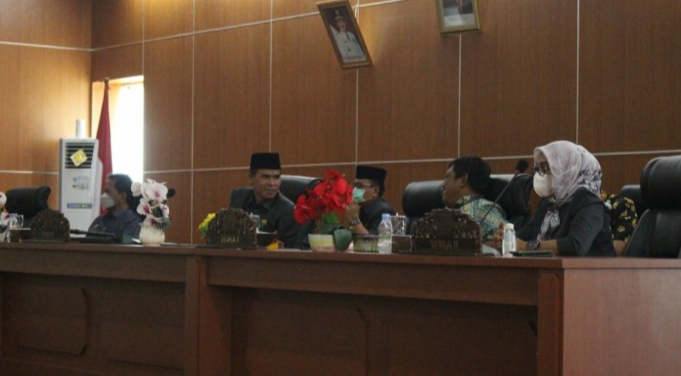 Rapat paripurna dipimpin langsung oleh ketua DPRD kabupaten Bengkulu Tengah Budi Suryantono, S.Sos