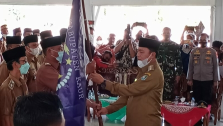 Bupati Kaur, H. Lismidianto, SH, MH menyerahkan bendera petaka kepada ketua FKKD Kaur Gusmadi