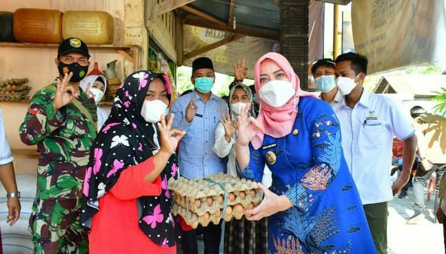 Bupati Musi Rawas Hj Ratna Mach mud menyerahakan santunan 