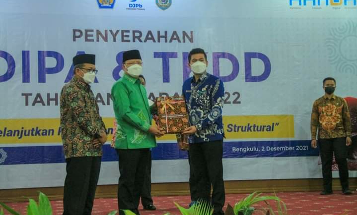 Wakil Bupati Bengkulu Utara Arie Septia Adinata Menerima Daftar Isian DIPA dari Gubernur Bengkulu