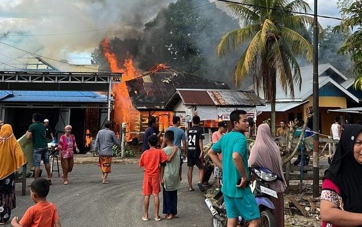 Tiga rumah warga hangus terbakar