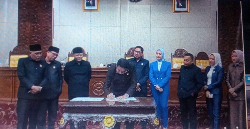 Ketua DPRD Wakil ketua dan Gubernur Bengkulu Menandatangani APBD perubahan 2022