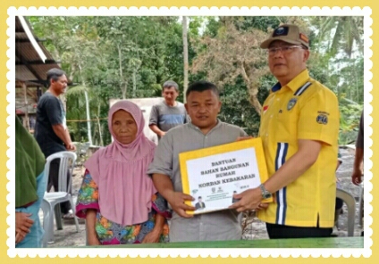 Gubernur Rohidin Mersyah berkunjung dan menyerahkan bantuan uang tunai dan sembako warga terkena musibah kebakaran