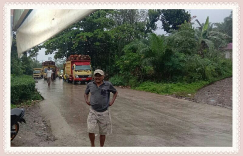 Antri selama tiga hari tiga malam, namun truck pengangkut TBS dari wilayah Kecamatan Giri Mulya tak kunjung ditimbang, aksi tutup Jalan