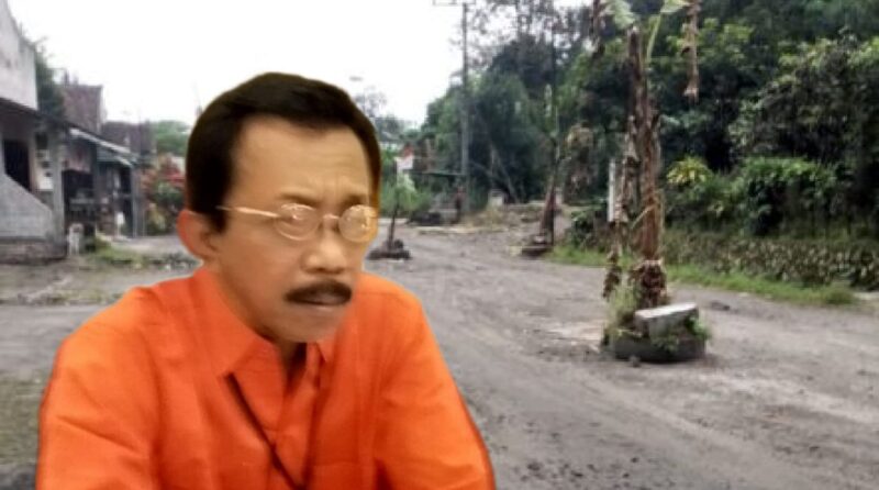 Warga desa Karangrejo melakukan protes, dengan menanami pohon pisang di sepanjang ruas jalan