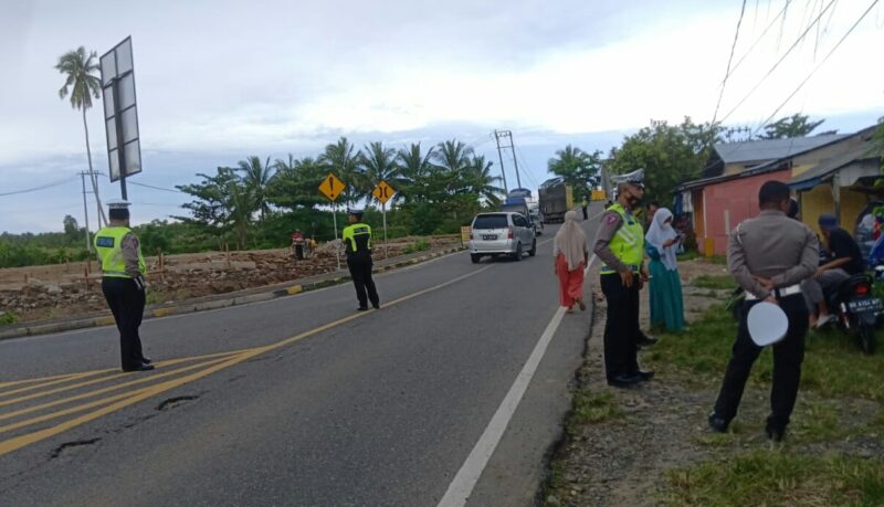 Polres mukomuko Polda Bengkulu dalam rangka HUT Polantas ke 67 tahun 2022. Bagikan Kupon BBM Geratis