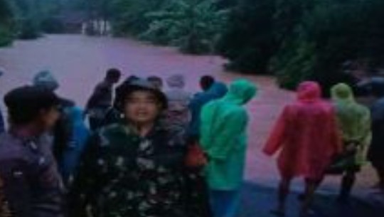 Intensitas hujan lebat mengenangi jlan litasbarat Kaur