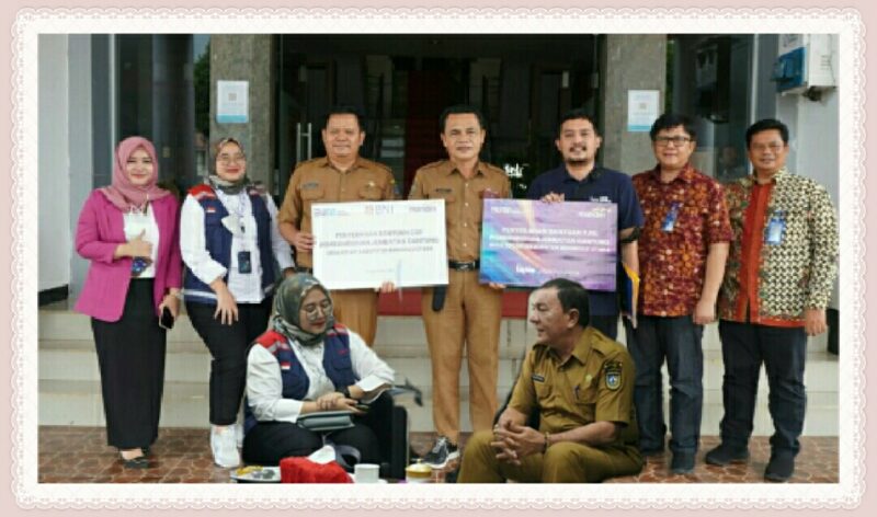 TIM dari Kementerian Badan Usaha Milik Negara (BUMN), Bank Mandiri dan BNI dan pemerintah melakukan serah terima bantuan Tanggung Jawab Sosial dan Lingkungan (TJSL)