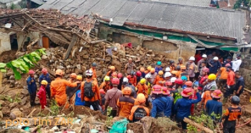 Korban Tanah longsor Pencarian itu nampaknya membuahkan hasil maksimal dengan kembali ditemukannya dua orang sekaligus dalam kondisi meninggal dunia