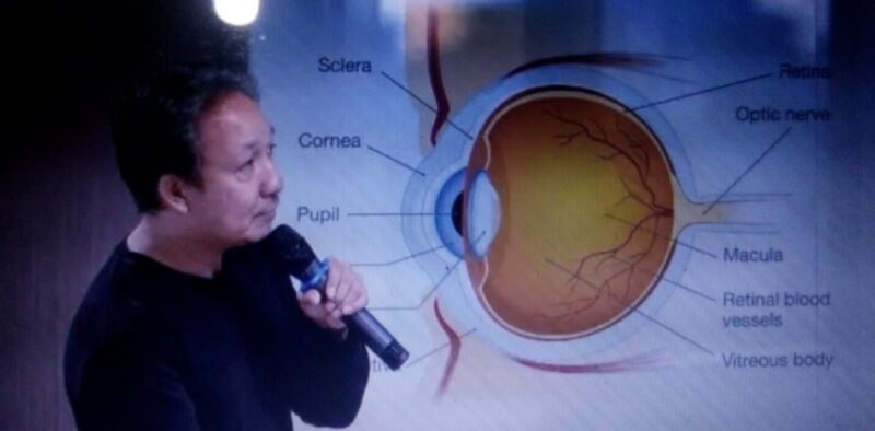 Foto: Dr Ahmad berbicara tentang cara kerja obatnya di konferensi dokter mata