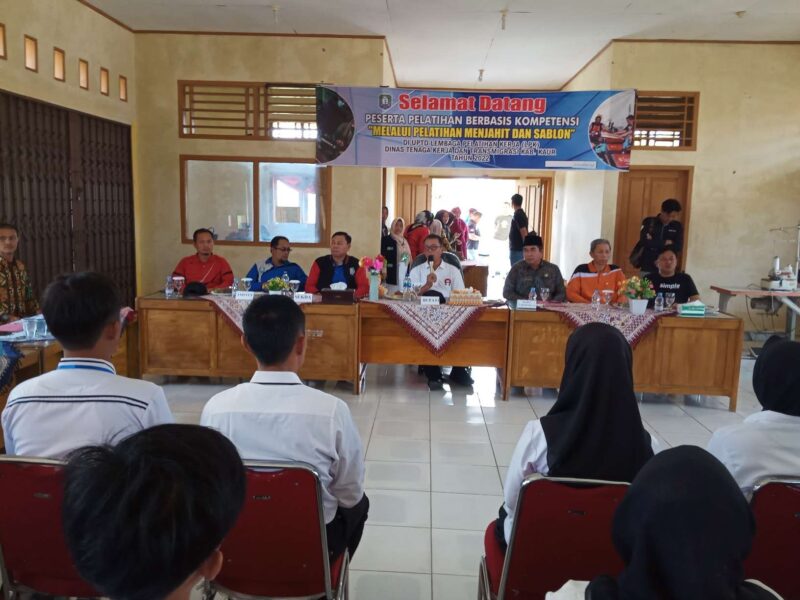 Pelatihan Berbasis Kompetensi melalui Pelatihan Menjahit dan Sablon di buka lansung oelah bupati Kaur H Lismidianto, SH .MH