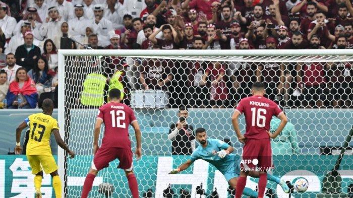 Qatar vs Ekuador di Piala Dunia 2022 - Penyerang Ekuador #13 Enner Valencia (Kiri) merayakan dengan rekan satu timnya setelah dia mencetak gol penalti