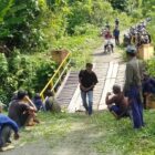 Kades Bersama Warga Lakukan Gotong Royong jembatan rusak