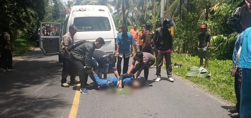 Lakalantas  di jalan lintas barat sumatera, saat itu korban yang merupakan pelajar hendak pulang ke rumahnya namun naas tertabrak bus hinga meningal