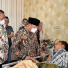 Mendapati informasi terkait kasus penembakan yang menimpa Rahiman  Gubernur Bengkulu Rohidin Mersyah menjenguk di rumah sakit