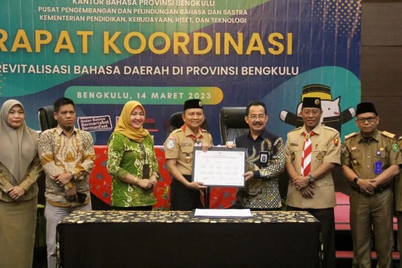 Sekretaris Daerah Provinsi Bengkulu Hamka Sabri dalam kesempatan ini menyampaikan apresiasi kepada lembaga bahasa yang melakukan revitalisasi bahasa daerah 