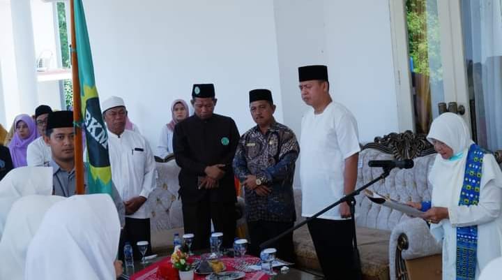 pengurus Baru BKMT Kabupaten Bengkulu Utara Periode 2023-2027 oleh ketua Badan Kontak Majelis Taklim (BKMT) Provinsi Bengkulu Hj. Zulbaidah Yunus Said