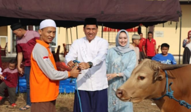 Kapolres AKBP Andy Pramudia Wardana,S.I.K,MM yang di damping Istri sebelum melakukan penyembelihan hewan kurban Idul Adha