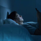Bahaya Bermain Hp Sebelum Tidur, 5 Kebiasaan Tidur yang Tidak Sehat dan Dampaknya pada Kesehatan Anda