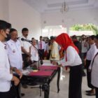  Bupati Bengkulu Utara Ir.H Mian didampingi Kepala Dinas Pendidikan Drs Pahrudin melantik dan memberikan SK ke PPPK Guru Ahli keslas
