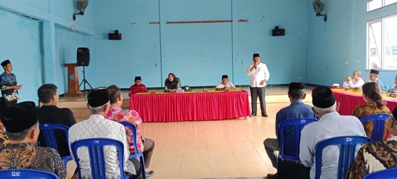 Bupati Bengkulu Utara Ir.H Mian Bagikan honor Imam dan pemuka Agama di 7 kecamatan