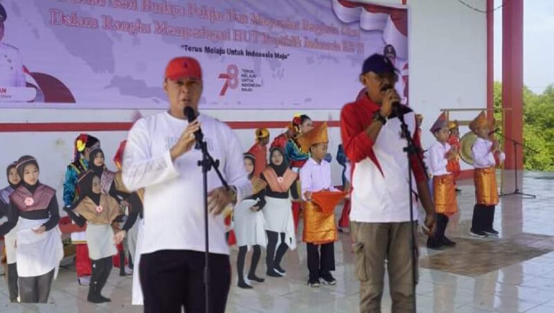 Sekda dan Kepala Dinas Pendidikan menyampaikan sambutanya dalam rangka pentas seni dan budaya memeriahkan HUT RI