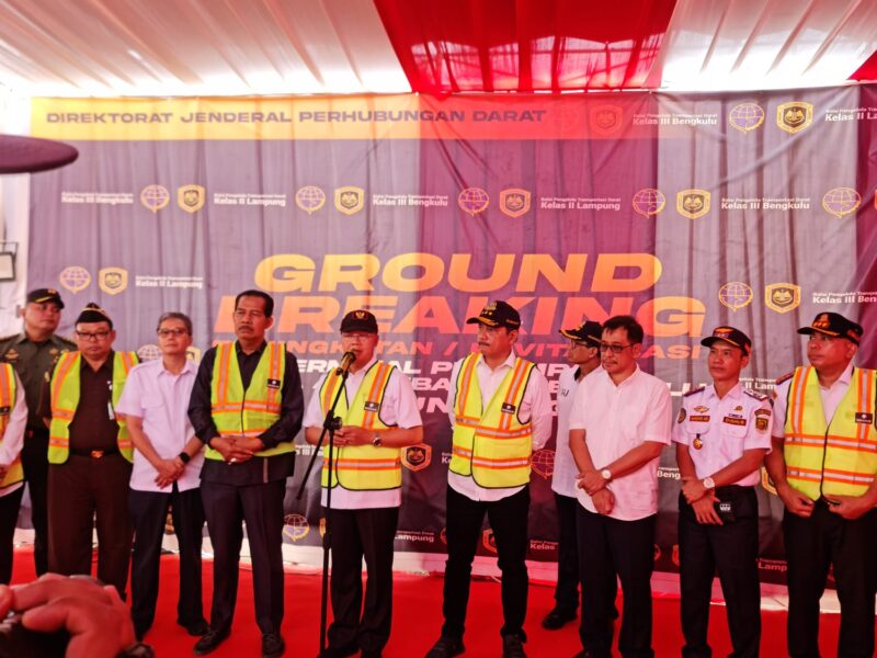 Ketua Komisi III DPRD Provinsi Bengkulu Bersama Gubernur Rohidin Mersyah Saat Peletakan Batu Pertama Pembangunan Termial Tipe A Air Sebakul Bengkulu