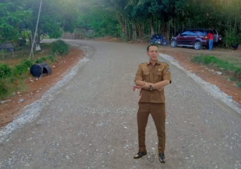 Kepala Dinas Ketenagakerjaan dan Transmigrasi pantau progeres pembangunan jalan Marga Bhakti