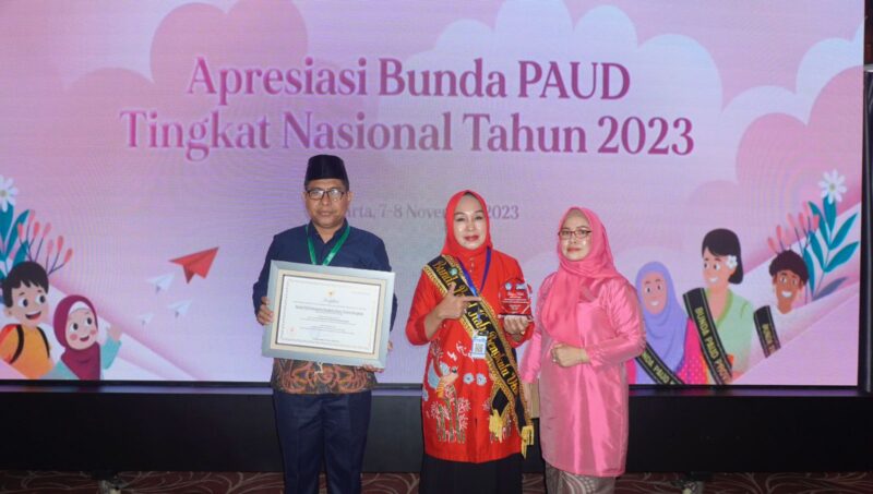 Bunda PAUD Bengkulu Utara Hj. Eko Kurnia Ningsih Mian hadiri sekaligus menerima penghargaan atas pencapaian dalam menjalankan peran dan tugasnya dalam mendukung gerakan transisi PAUD ke SD