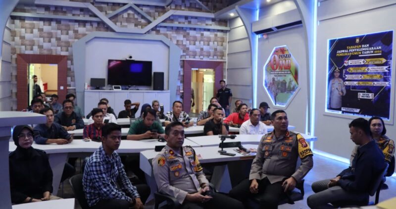 Kapolres pimpin rilis di Ruang Comman Center diputar video kaleidoskop sejumlah catatan penting dalam rangka mensukseskan keamanan di wilayah hukum polres bengkulu utara