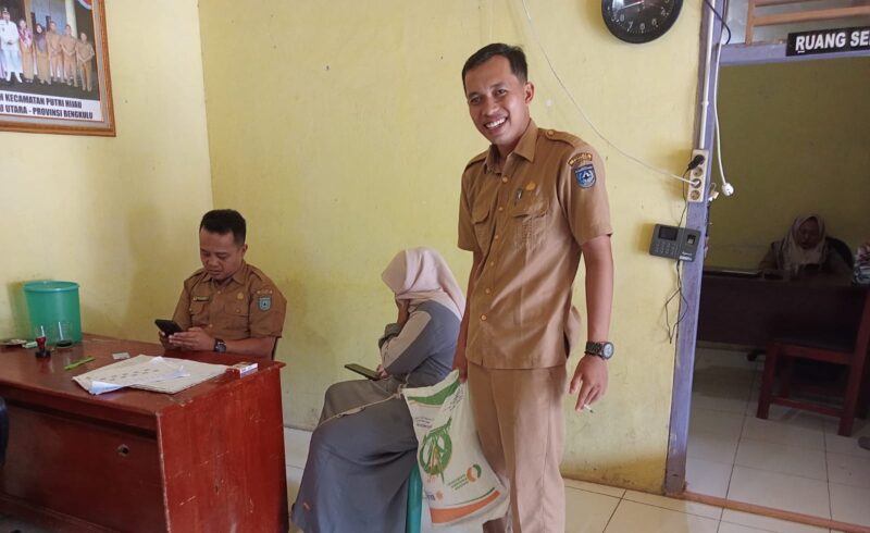 Pembagian Beras bantuan Pemerintah yang di salurkan pemdes desa Talang Arah