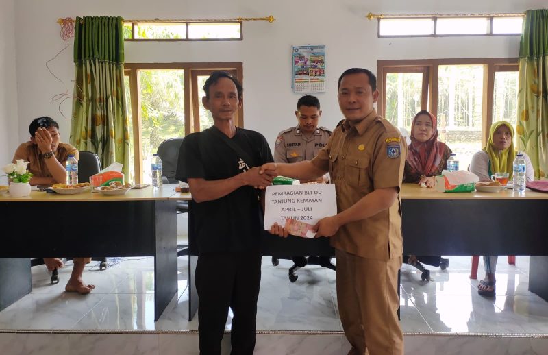 Pembagian BLT DD Desa Tanjung Kmenyan Bulan April- Juli 2024