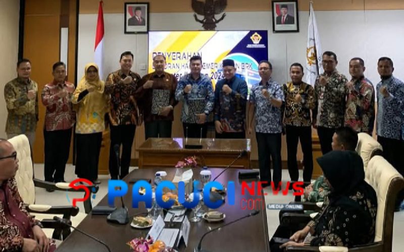 Penyerahan LHP kinerja dilakukan oleh Kepala BPK perwakilan Provinsi Bengkulu kepada Petmerintah Daerah Kabupaten Bengkulu Utara