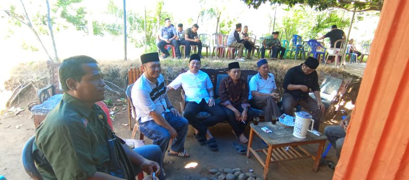 Bupati Terpilih Arie Septia Adinata Besama ketua Perkompulan Media Online (PMO) BU, Melayat Ke Rumah Duka Rosmaniar Binti Abdul Hamid  