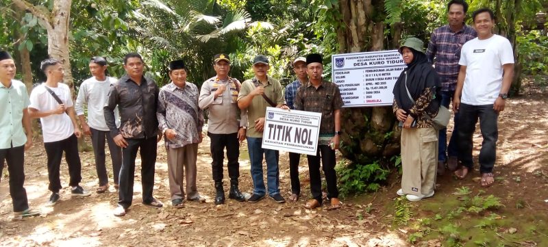 Pemdes Kuro Tidur Bangun Jalan Rabat beton menuju TPU
