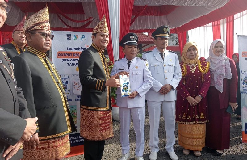 Piagam penghargaan kepada desa dengan indeks atas pencampaian status perkembangan desa tahun 2024