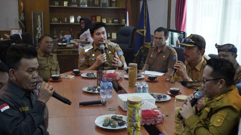 Asosiasi kepala Desa Audiensi Bersama Bupati Arie Septia Adinata