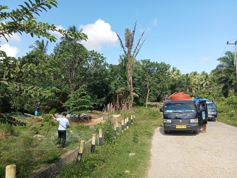 Pemdes Air Tenang Gortong Royong bersih bersih Desa menyambut HUT RI ke-80
