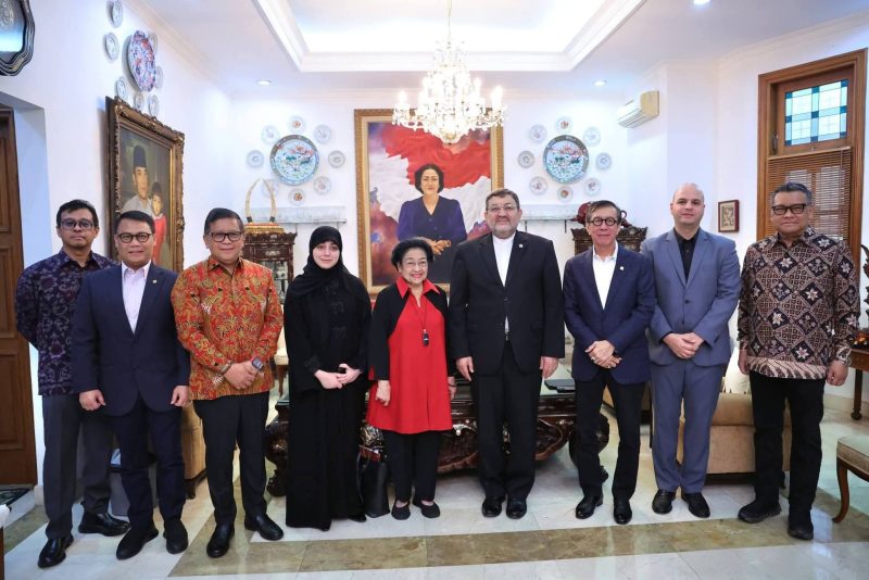 Megawati saat menerima Duta Besar Republik Islam Iran untuk Indonesia Mohammad Boroujerdi di kediamannya, Menteng, Jakarta