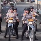 Kasat Binmas Polres Bengkulu Utara, AKP E. Andra O.A, bersama personel Polwan