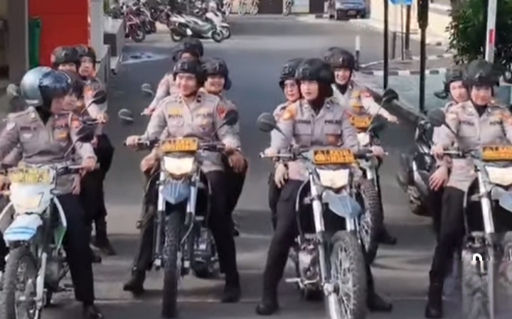 Kasat Binmas Polres Bengkulu Utara, AKP E. Andra O.A, bersama personel Polwan