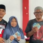Kades Karang Anyar II Sedang Membagikan BLT DD